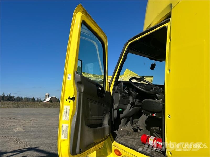 International LT625 6x4 T/A Day Cab Truck Tractor Тягачі
