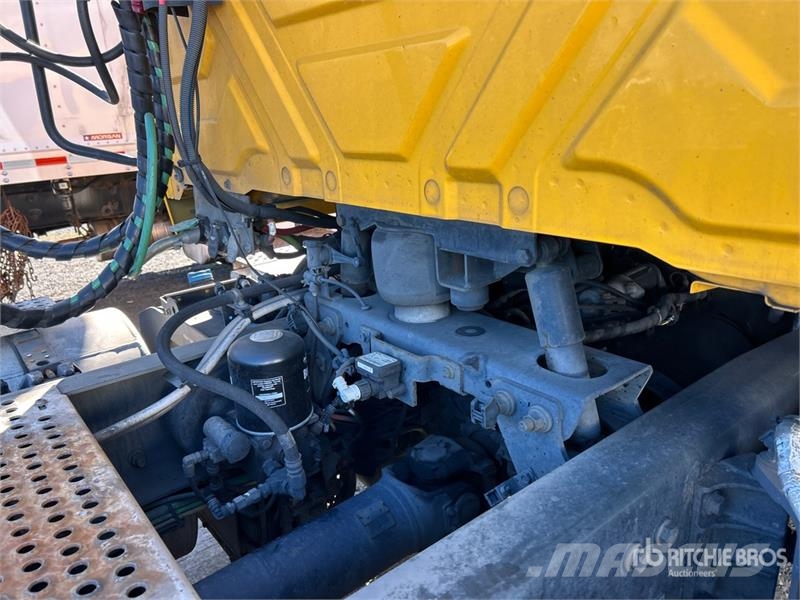 International LT625 6x4 T/A Day Cab Truck Tractor Vlačilci
