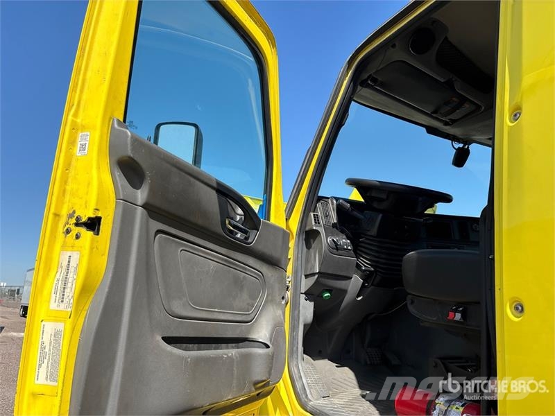 International LT625 6x4 T/A Day Cab Truck Tractor Tractores (camiões)