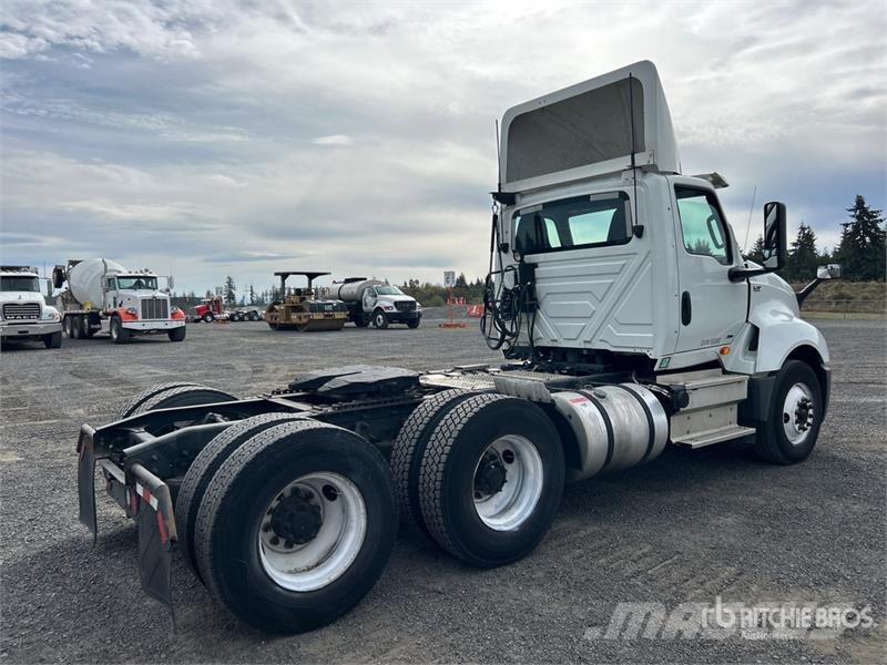 International LT625 6x4 T/A Day Cab Truck Tractor Vlačilci
