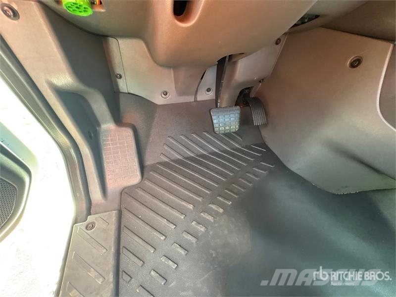 International LT625 6x4 T/A Day Cab Truck Tractor Тягачі