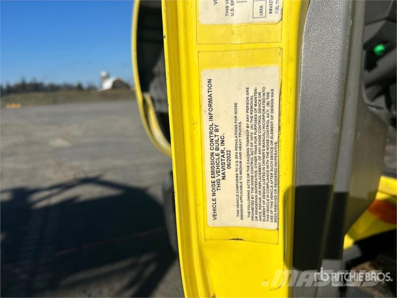 International LT625 6x4 T/A Day Cab Truck Tractor Тягачі