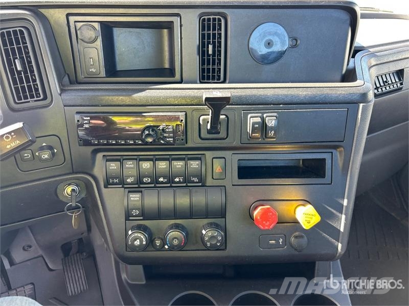 International LT625 6x4 T/A Day Cab Truck Tractor Vlačilci