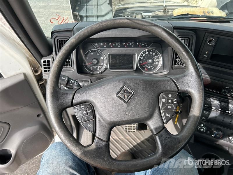 International LT625 6x4 T/A Day Cab Truck Tractor Vlačilci