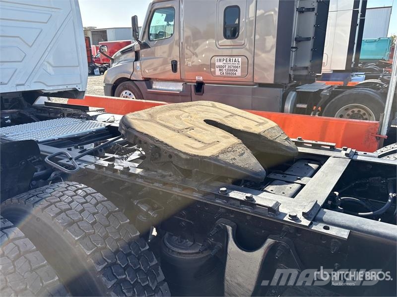 International LT625 6x2 T/A Day Cab Truck Tractor Tracteur routier