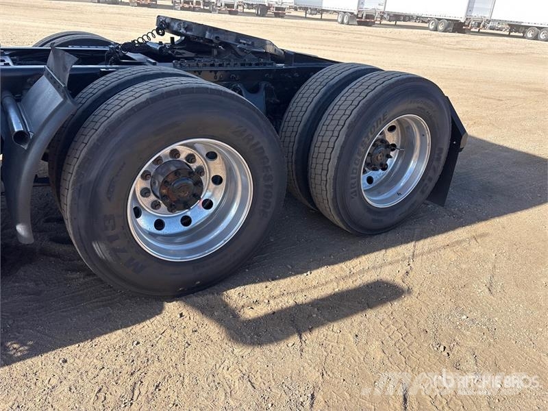 International LT625 6x4 T/A Day Cab Truck Tractor Тягачі