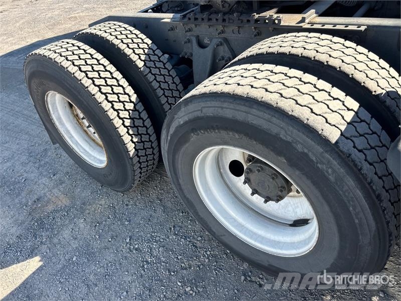 International LT625 6x4 T/A Day Cab Truck Tractor Vlačilci