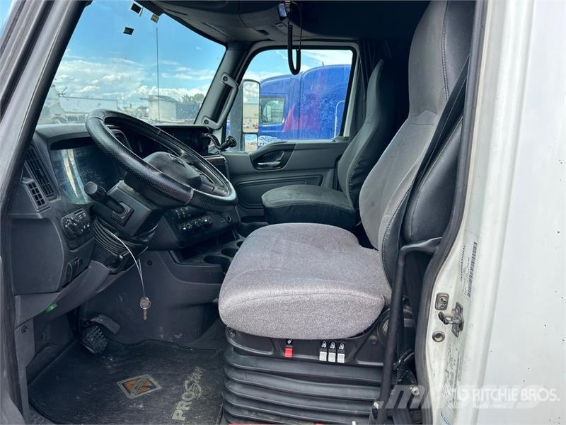 International LT625 6x4 T/A Sleeper Truck Tractor Vlačilci