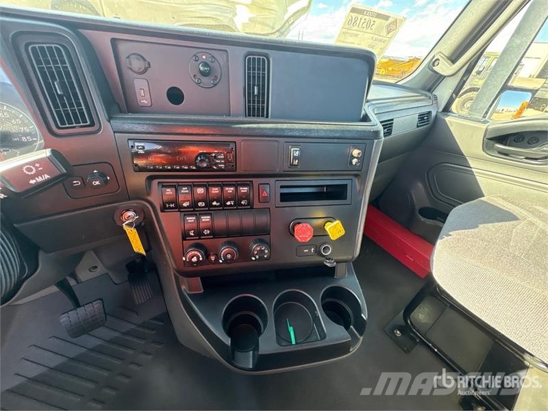 International LT625 6x4 T/A Day Cab Truck Tractor Тягачі