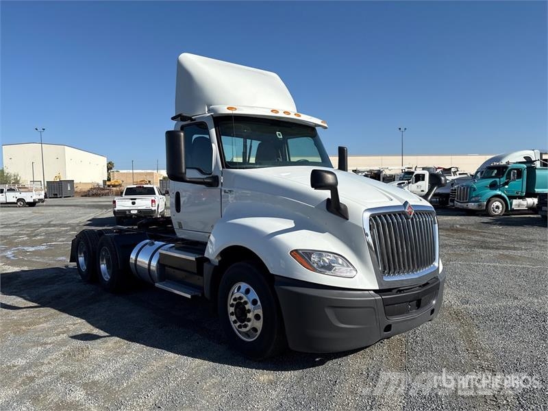 International LT625 6x2 T/A Day Cab Truck Tractor Tracteur routier