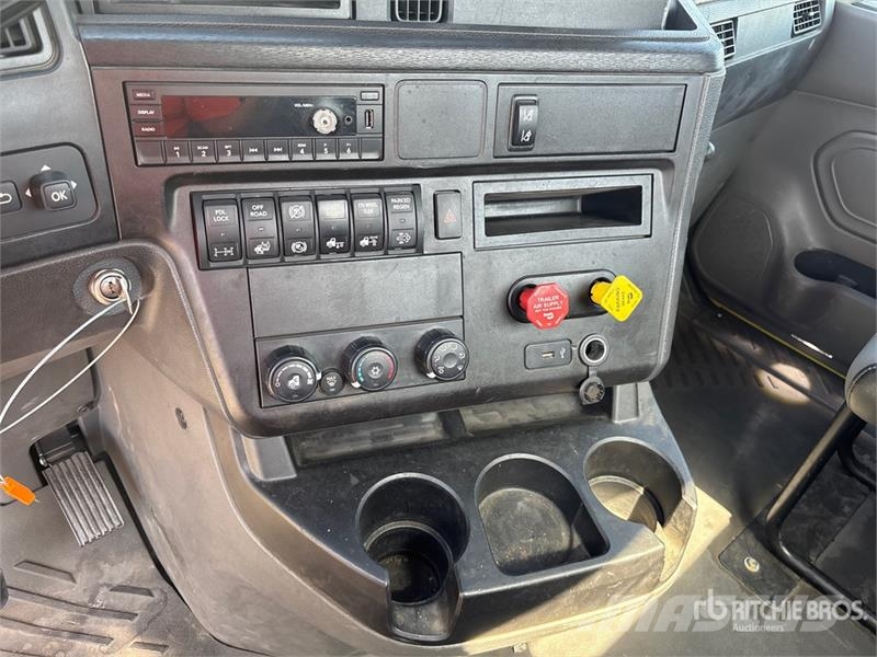 International LT625 6x4 T/A Day Cab Truck Tractor Tractores (camiões)
