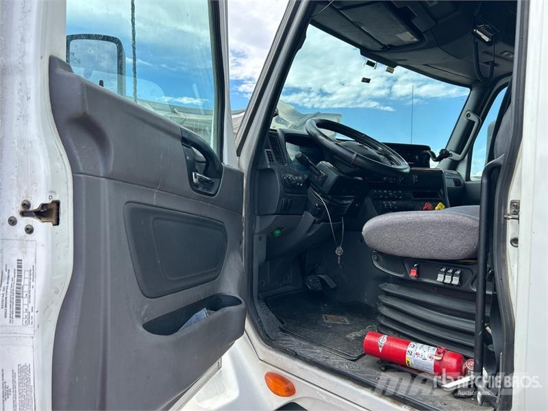International LT625 6x4 T/A Sleeper Truck Tractor Vlačilci