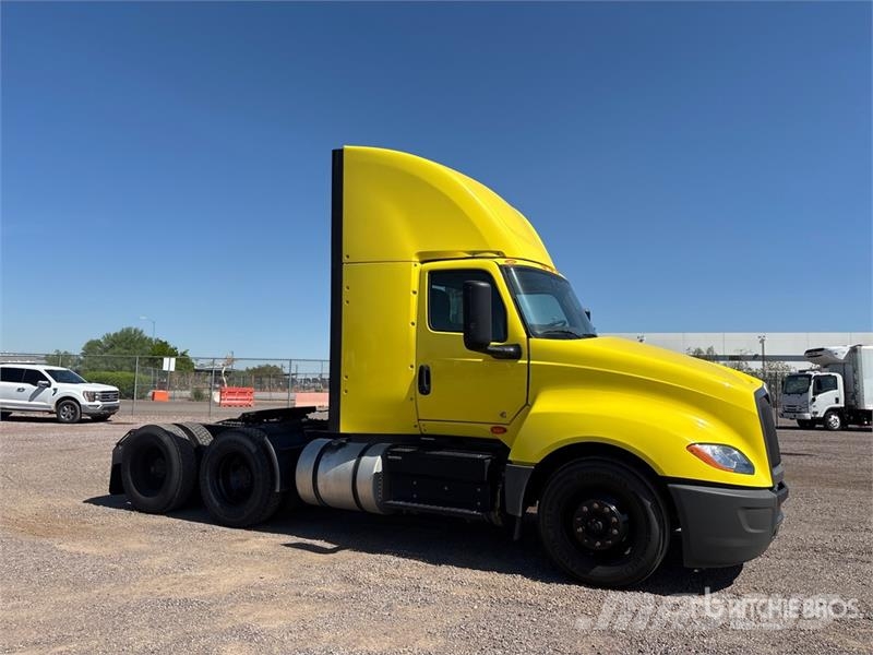 International LT625 6x4 T/A Day Cab Truck Tractor Tractores (camiões)