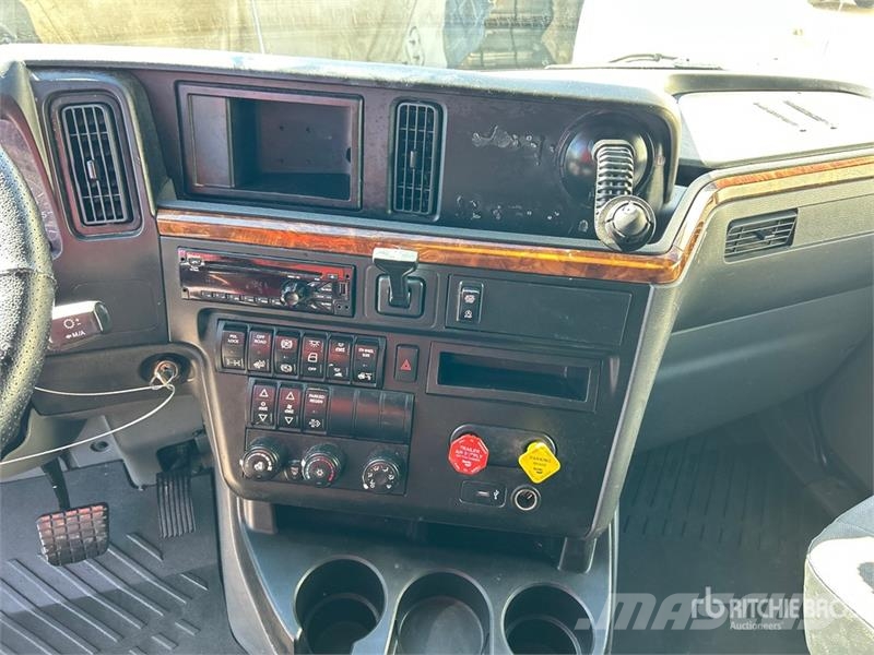International LT625 6x4 T/A Sleeper Truck Tractor Çekiciler