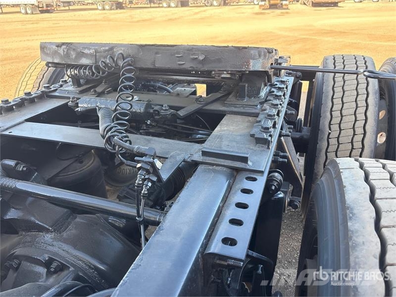 International LT625 6x4 T/A Day Cab Truck Tractor Тягачі