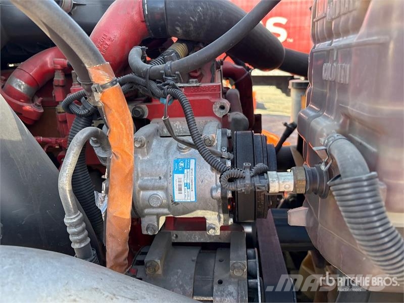 International LT625 6x2 T/A Day Cab Truck Tractor Tracteur routier