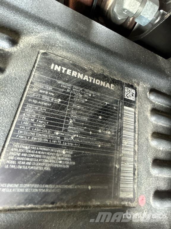 International LT625 6x4 T/A Day Cab Truck Tractor Vlačilci