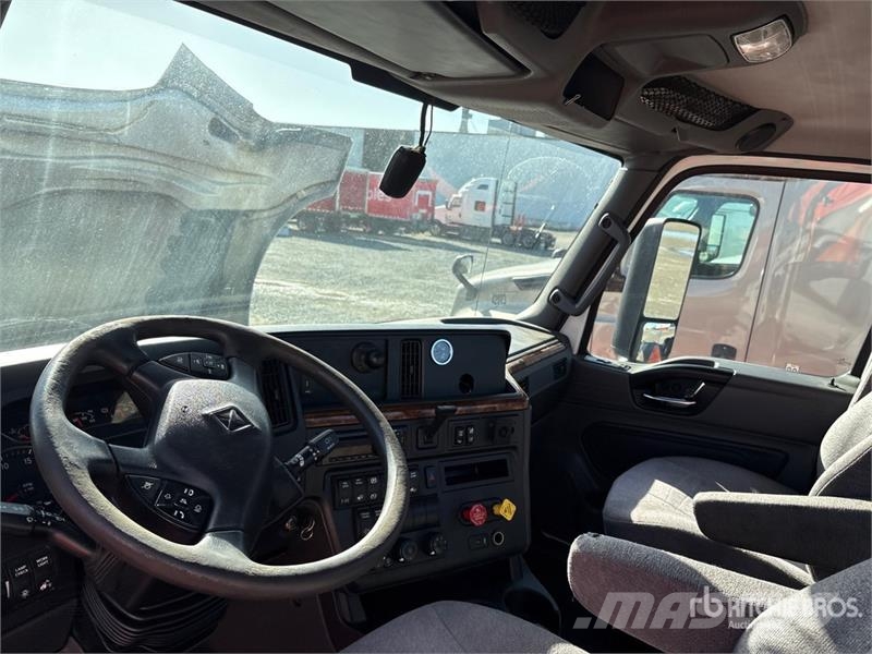 International LT625 6x2 T/A Day Cab Truck Tractor Tracteur routier
