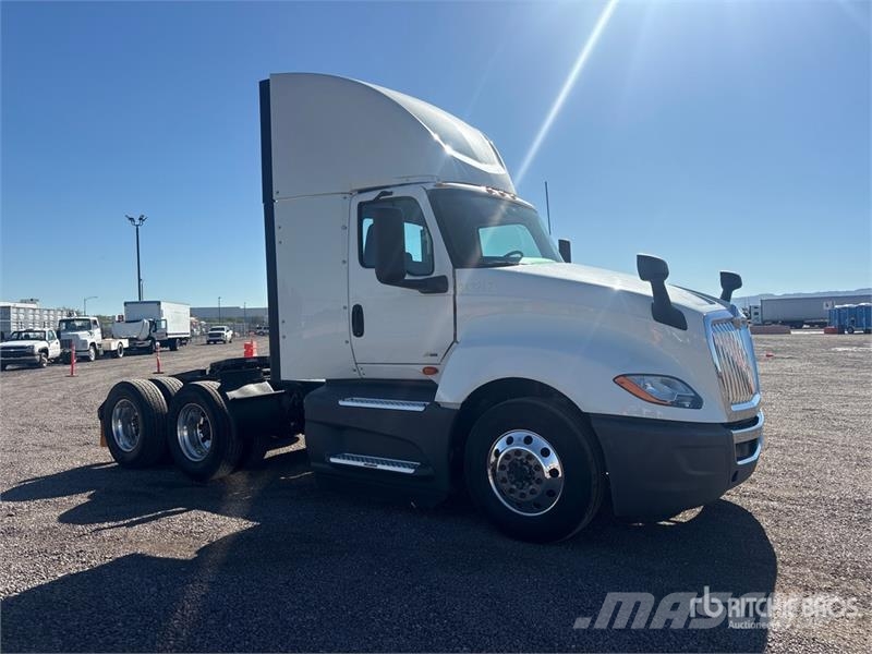 International LT625 6x4 T/A Day Cab Truck Tractor Cavalos mecânicos