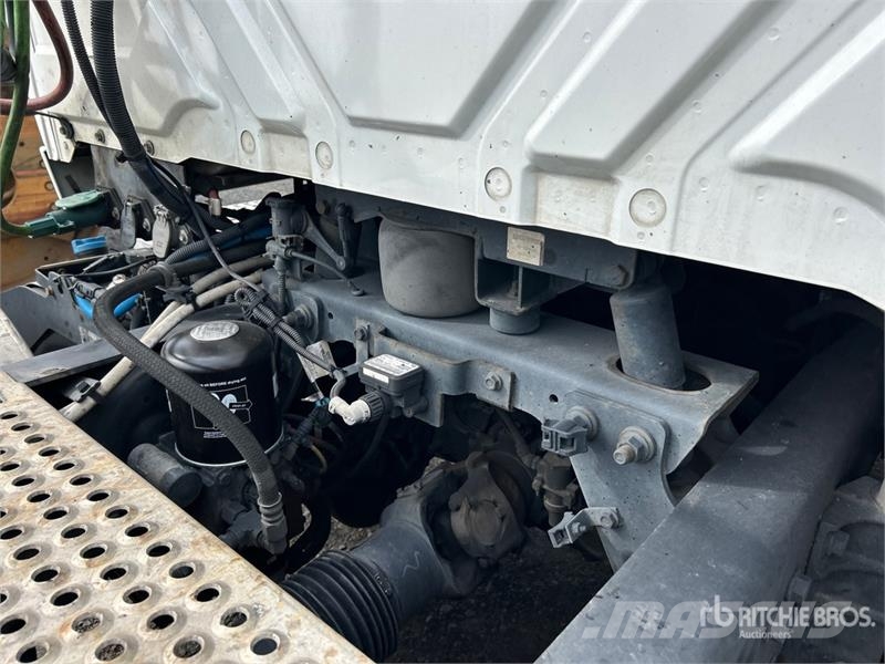 International LT625 6x4 T/A Day Cab Truck Tractor Vlačilci