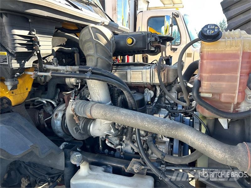 International LT625 6x4 T/A Day Cab Truck Tractor Vlačilci