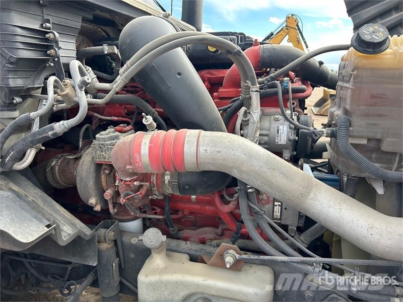 International LT625 6x4 T/A Sleeper Truck Tractor Vlačilci