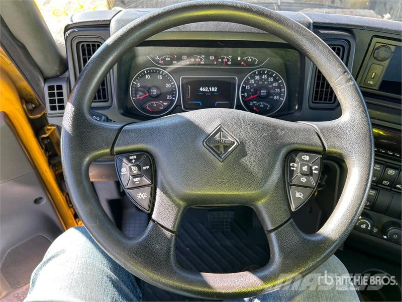 International LT625 6x4 T/A Day Cab Truck Tractor Vlačilci