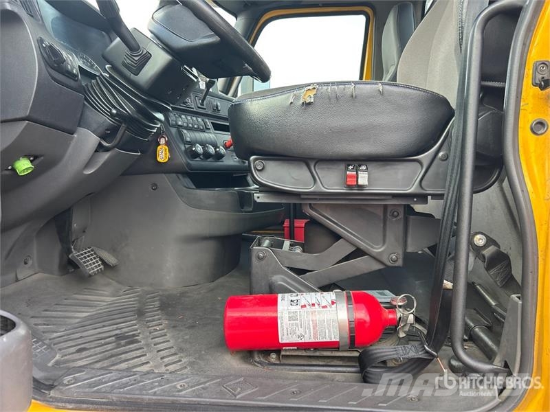 International LT625 6x4 T/A Day Cab Truck Tractor Traktorske jedinice