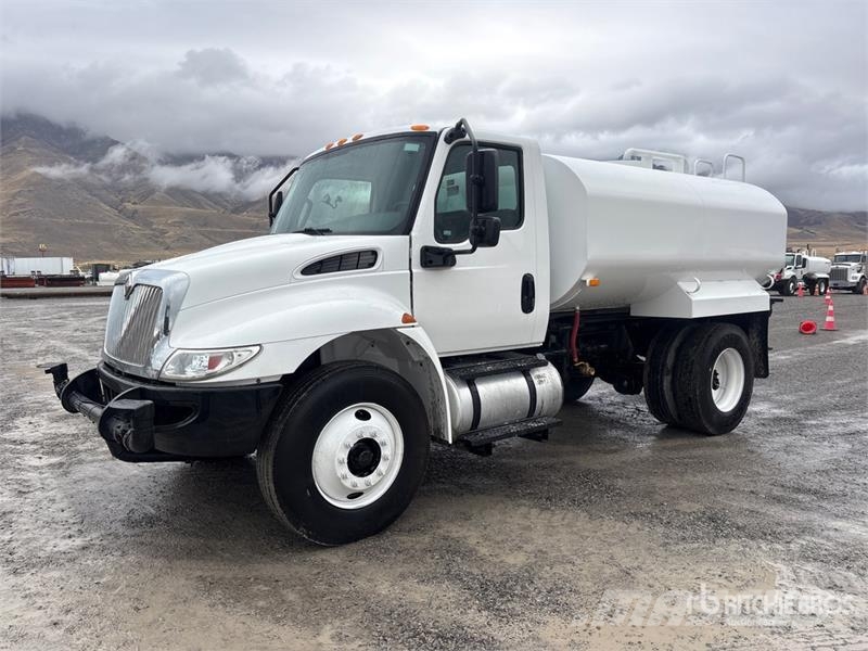 International MV607 2000 gal 4x2 Water Truck Vanningsvogn for støvdemping