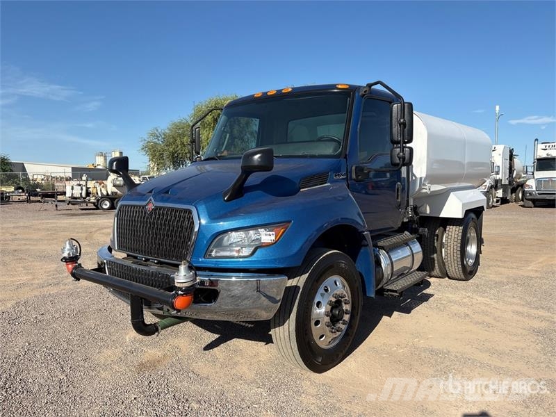 International MV607 2000 gal 4x2 Water Truck Поливочные машины
