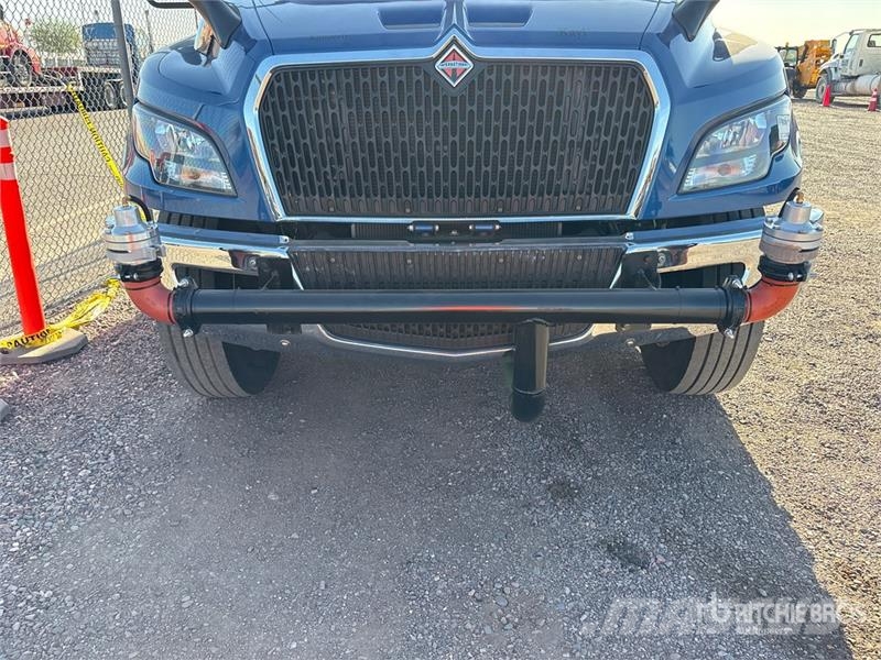 International MV607 2000 gal 4x2 Water Truck Поливочные машины