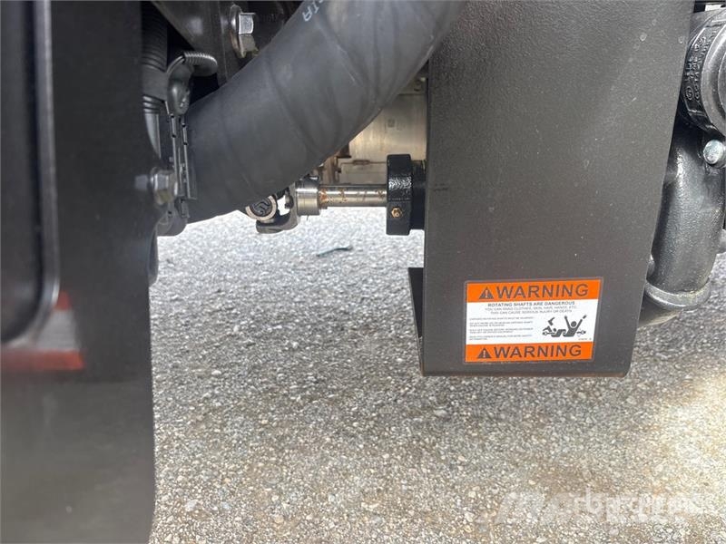 International MV607 2000 gal 4x2 Water Truck صهاريج مياه