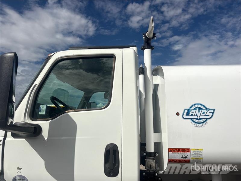 International MV607 2000 gal 4x2 Water Truck صهاريج مياه