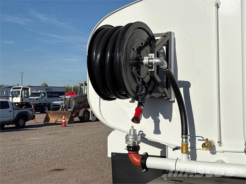 International MV607 2000 gal 4x2 Water Truck Поливочные машины