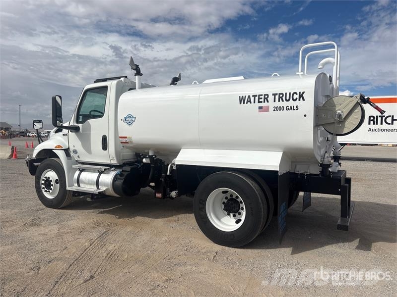 International MV607 2000 gal 4x2 Water Truck صهاريج مياه