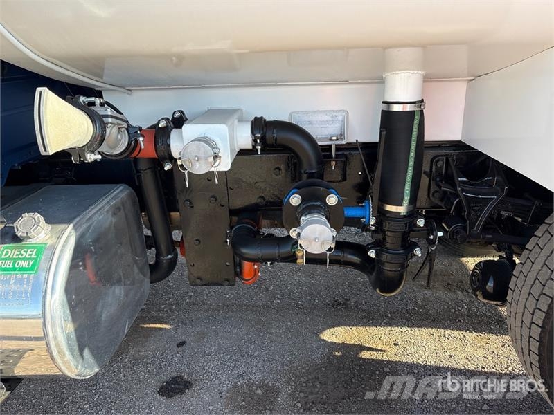 International MV607 2000 gal 4x2 Water Truck Поливочные машины