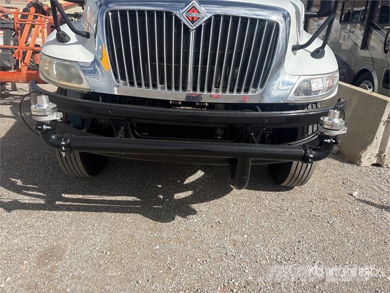 International MV607 2000 gal 4x2 Water Truck صهاريج مياه
