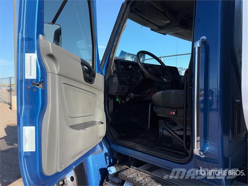 International MV607 2000 gal 4x2 Water Truck Поливочные машины