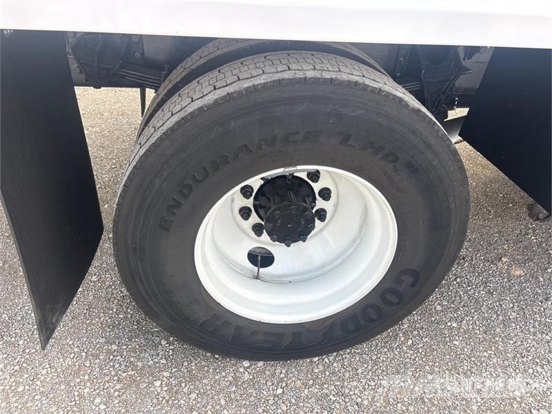 International MV607 2000 gal 4x2 Water Truck صهاريج مياه