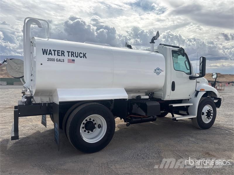 International MV607 2000 gal 4x2 Water Truck صهاريج مياه