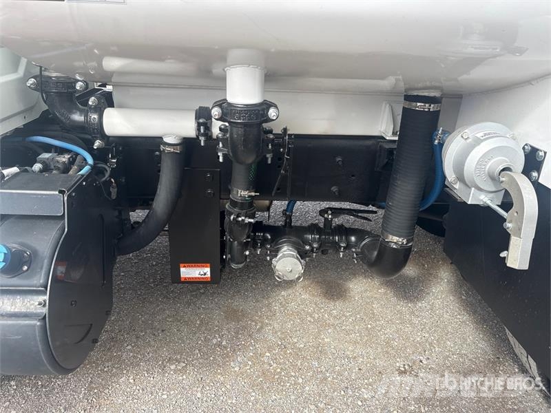 International MV607 2000 gal 4x2 Water Truck صهاريج مياه