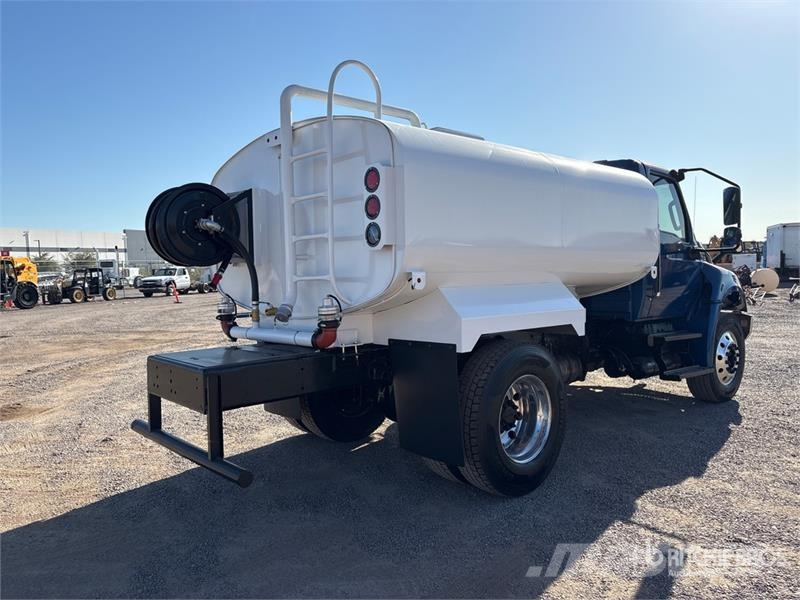 International MV607 2000 gal 4x2 Water Truck Поливочные машины