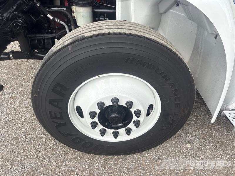 International MV607 2000 gal 4x2 Water Truck صهاريج مياه