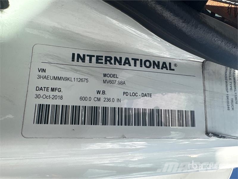 International MV607 2000 gal 4x2 Water Truck صهاريج مياه