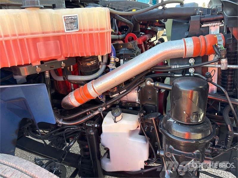 International MV607 2000 gal 4x2 Water Truck Поливочные машины