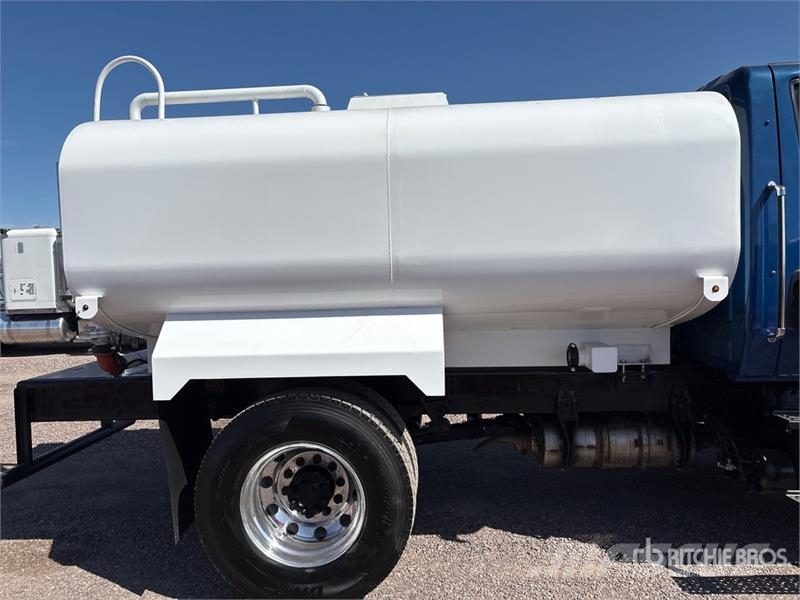 International MV607 2000 gal 4x2 Water Truck Поливочные машины