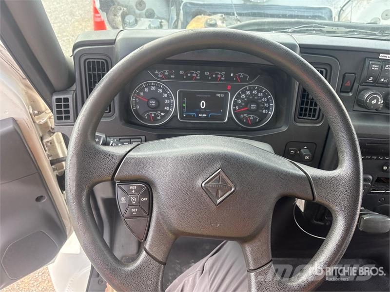 International MV607 2000 gal 4x2 Water Truck صهاريج مياه