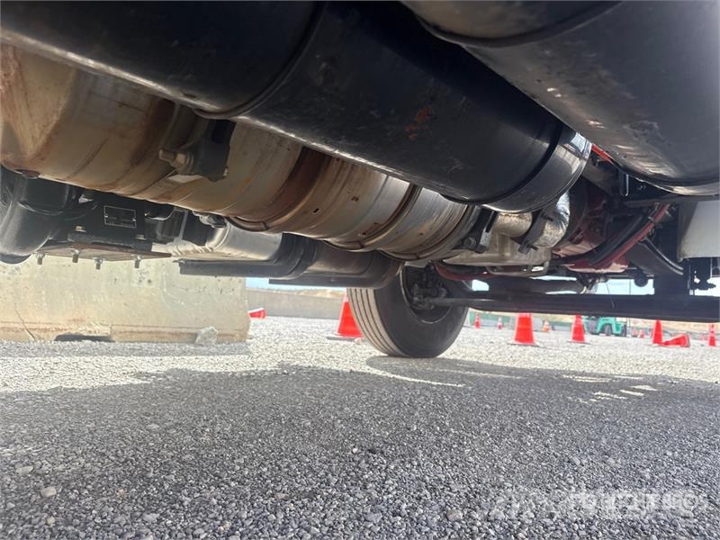 International MV607 2000 gal 4x2 Water Truck صهاريج مياه