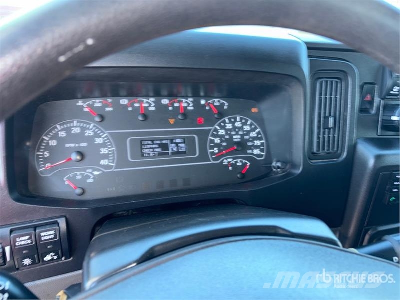 International MV607 2000 gal 4x2 Water Truck Поливочные машины