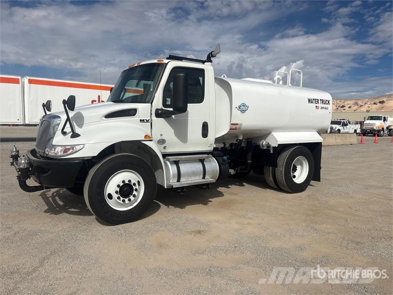 International MV607 2000 gal 4x2 Water Truck صهاريج مياه